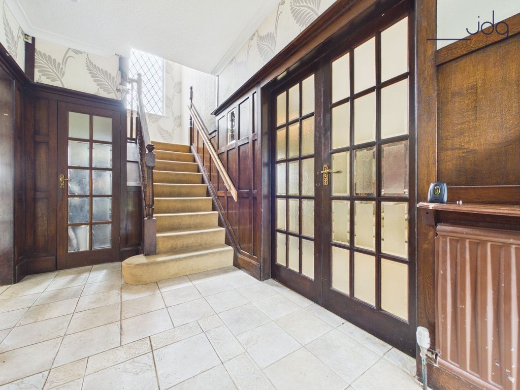Property photo 3 of 19 Entrance Hall