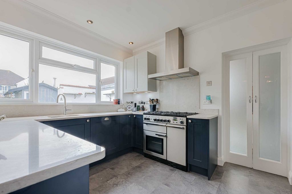 Property photo 3 of 35