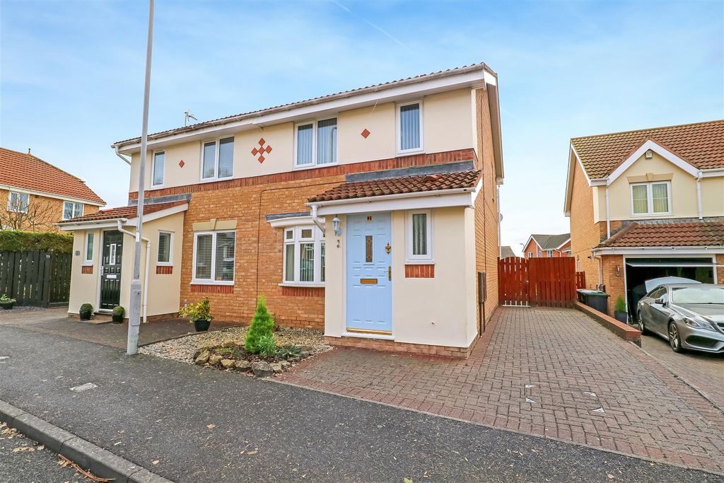 Property photo 1 of 11 Outside 1.Jpg