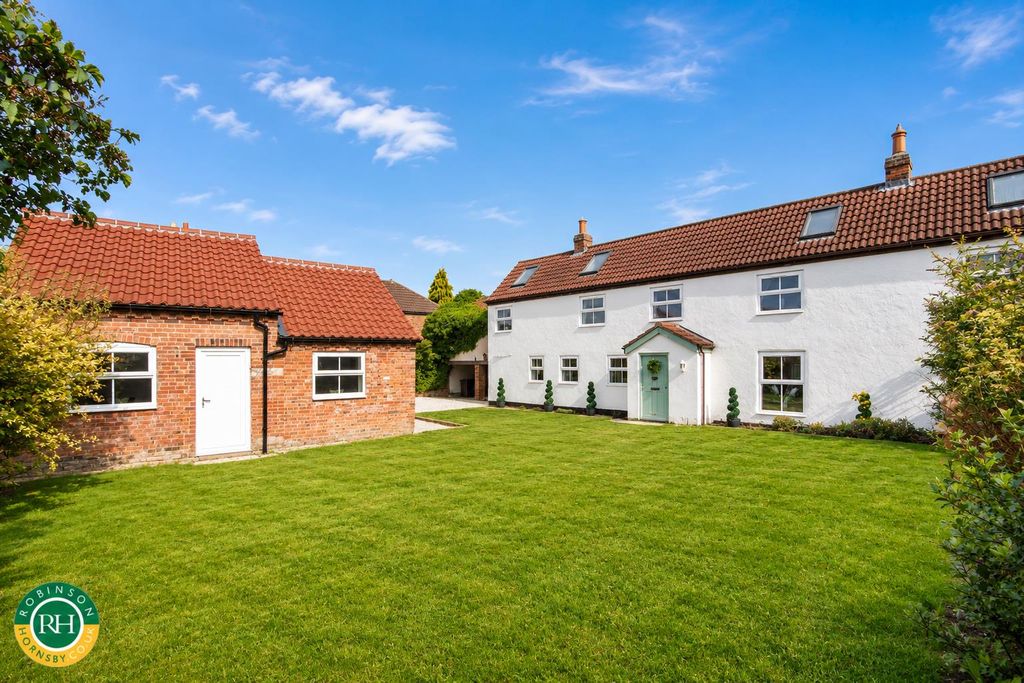 Property photo 2 of 21 House And Annexe