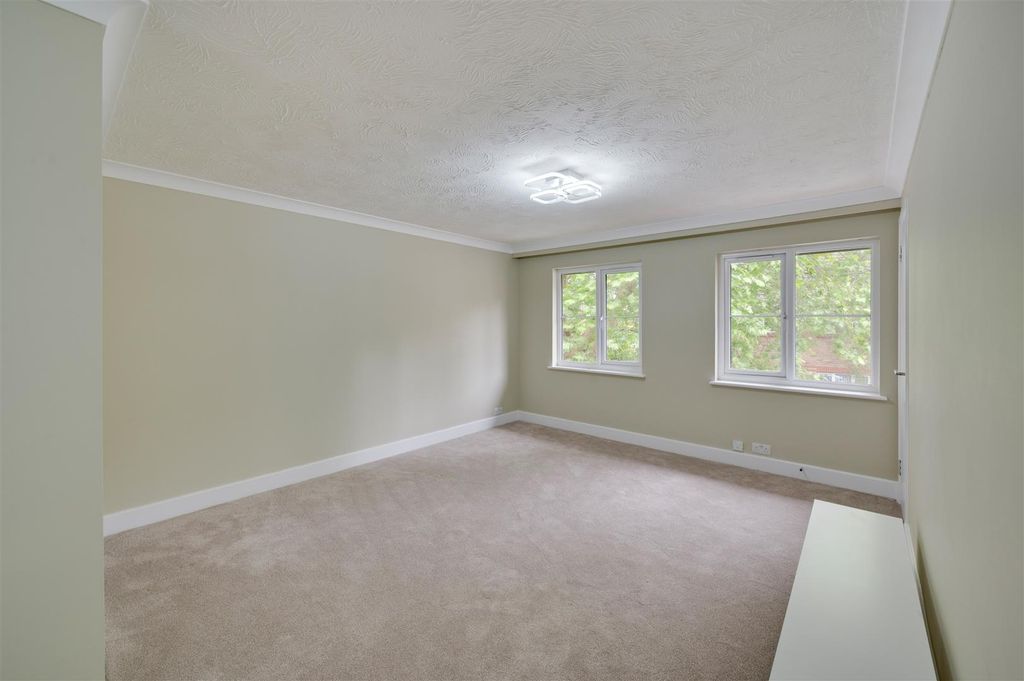 Property photo 3 of 14 Daniels_Cygnet Close London, Nw10_004.Jpg