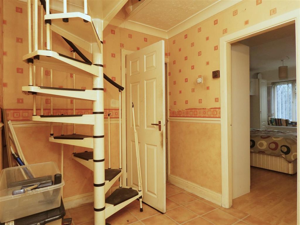 Property photo 2 of 12 Entrance Hall