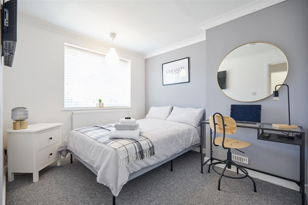 Property photo 3 of 27 Naismith Road 3.Jpg