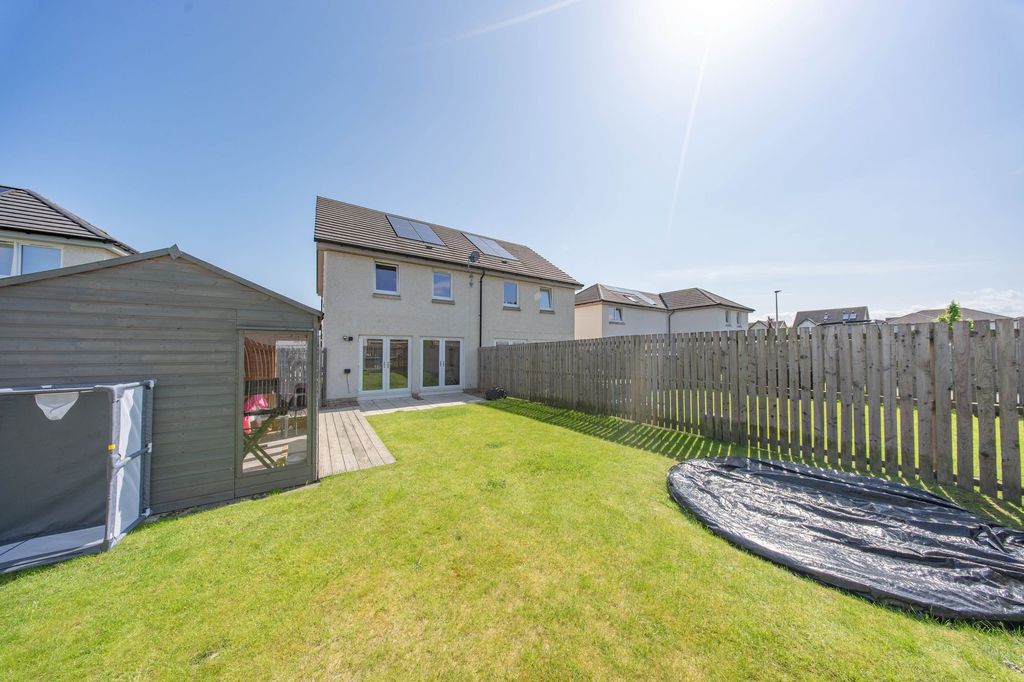 Property photo 2 of 33 Rear Garden