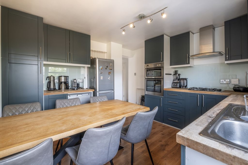 Property photo 1 of 13 16-Heathfield-Squ...