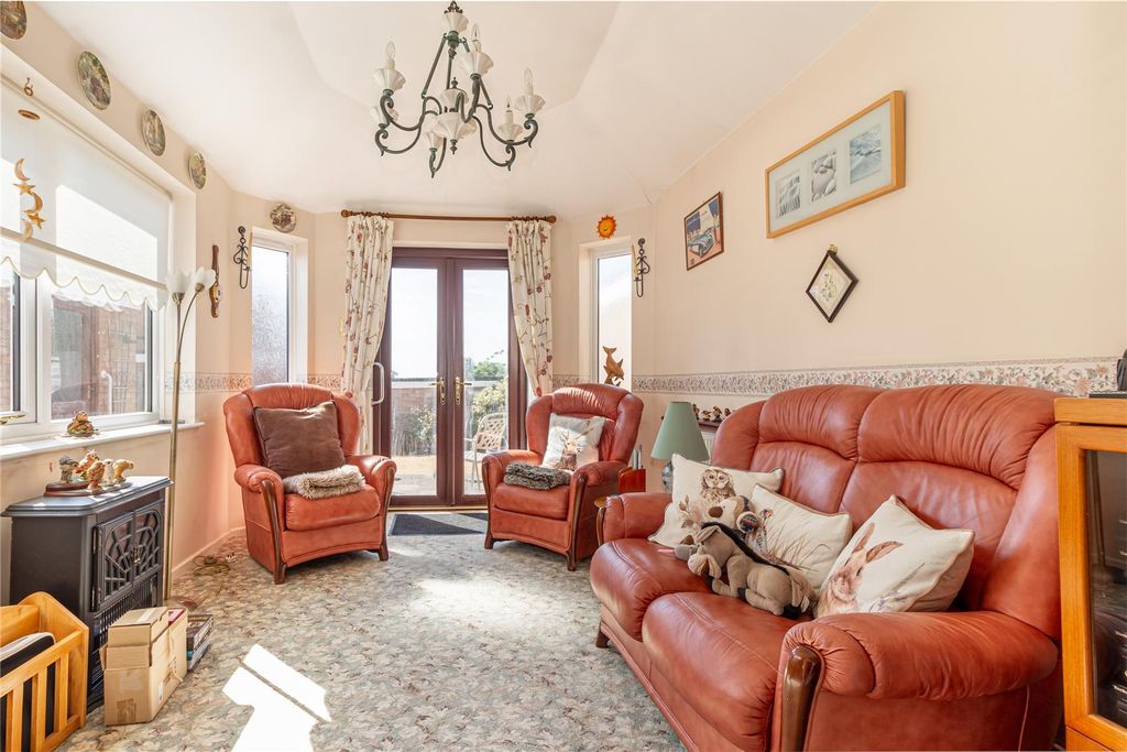 Property photo 3 of 18 Garden-Room-1.Jpg