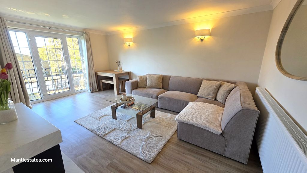 Property photo 3 of 18 Lounge