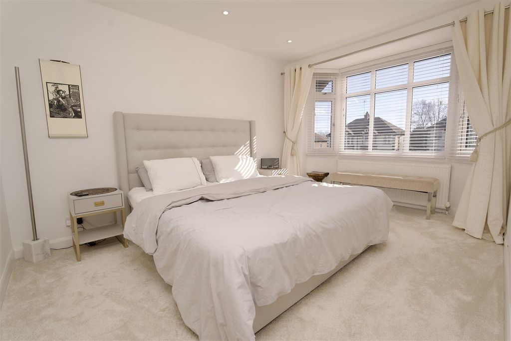 Property photo 2 of 17 Bedroom