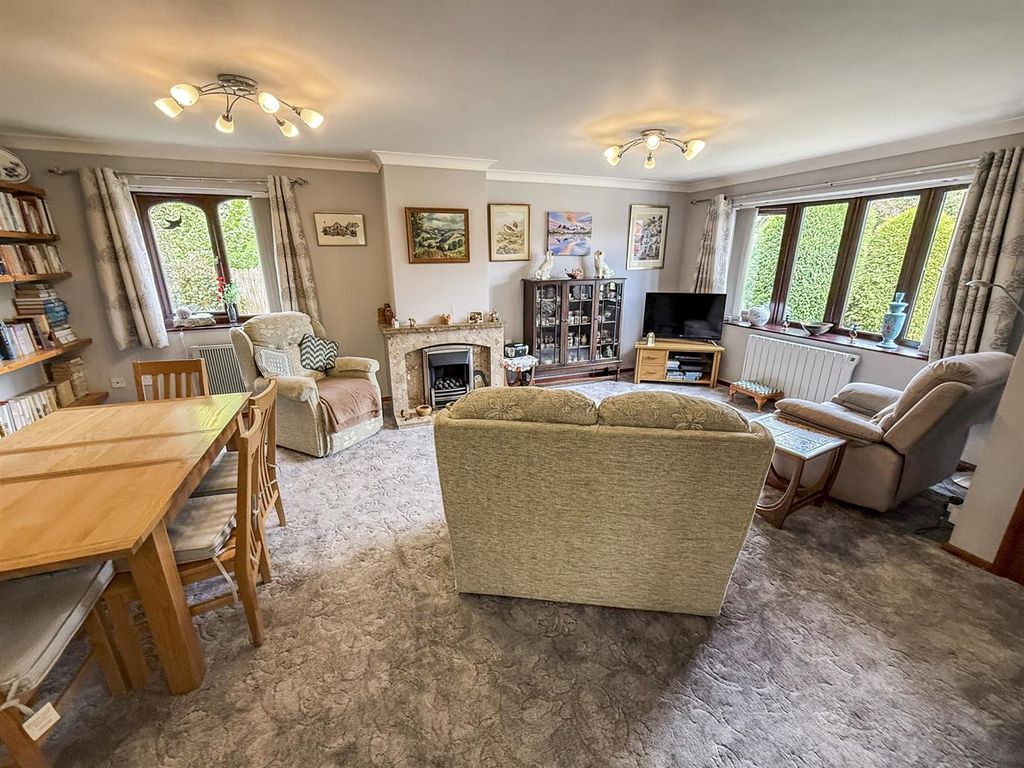 Property photo 3 of 18 Lounge/ Dining Room