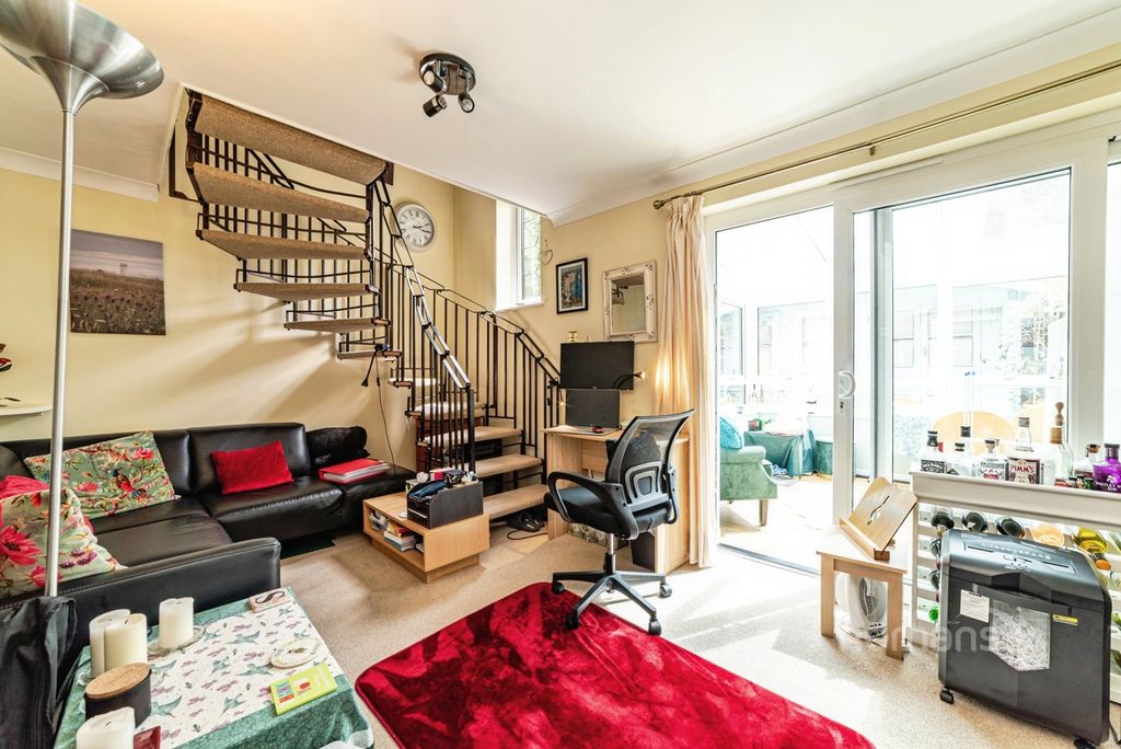 Property photo 3 of 10 Pbox-Img.Jpg