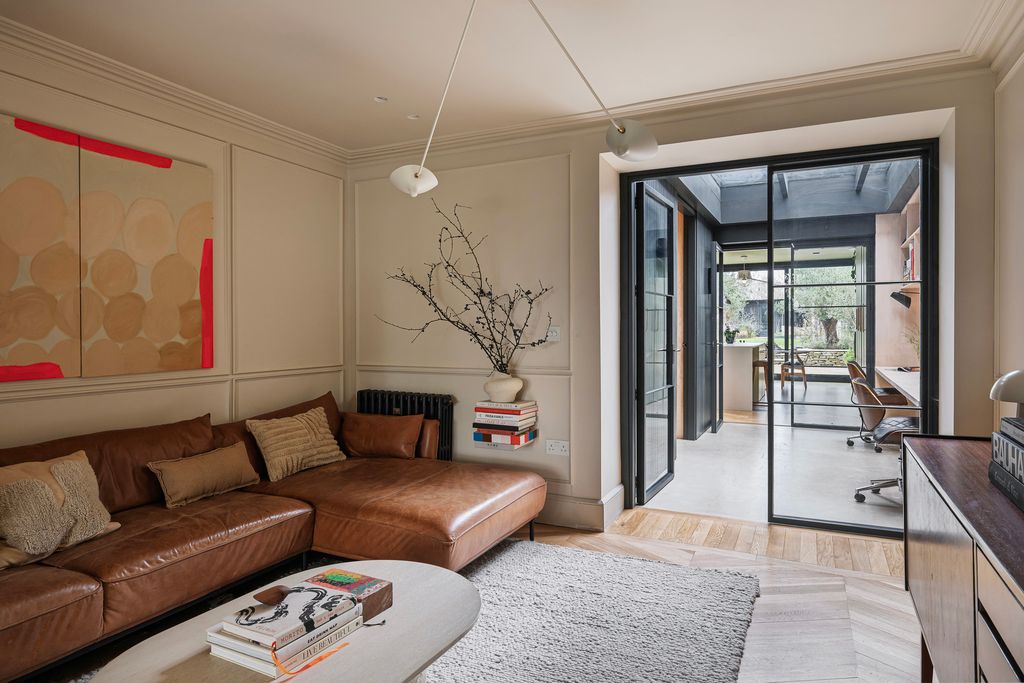 Property photo 2 of 35 322704 - 40 Weymouth Road Ph50 Copy.Jpg