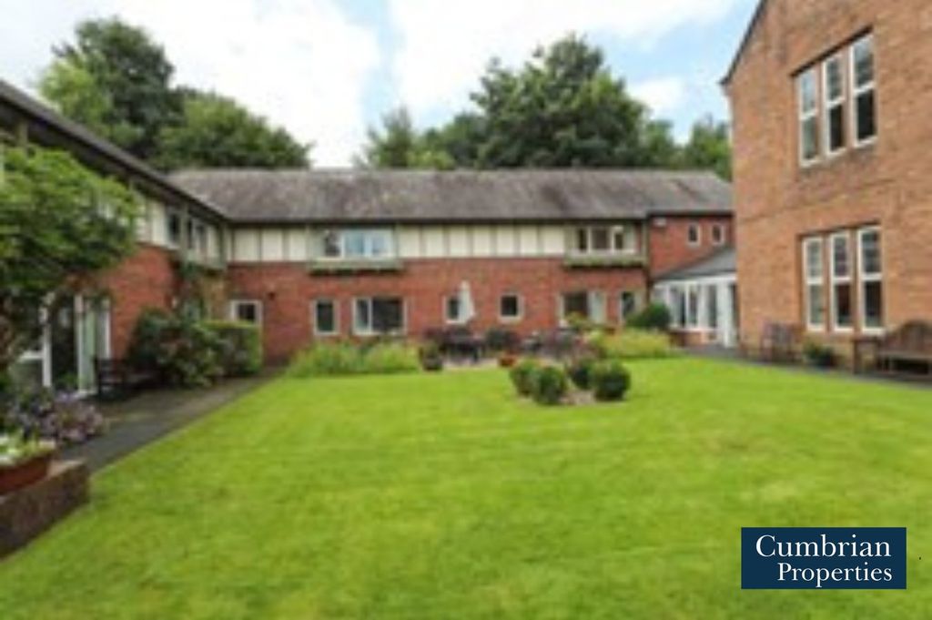 Property photo 1 of 12 Communal Gardens