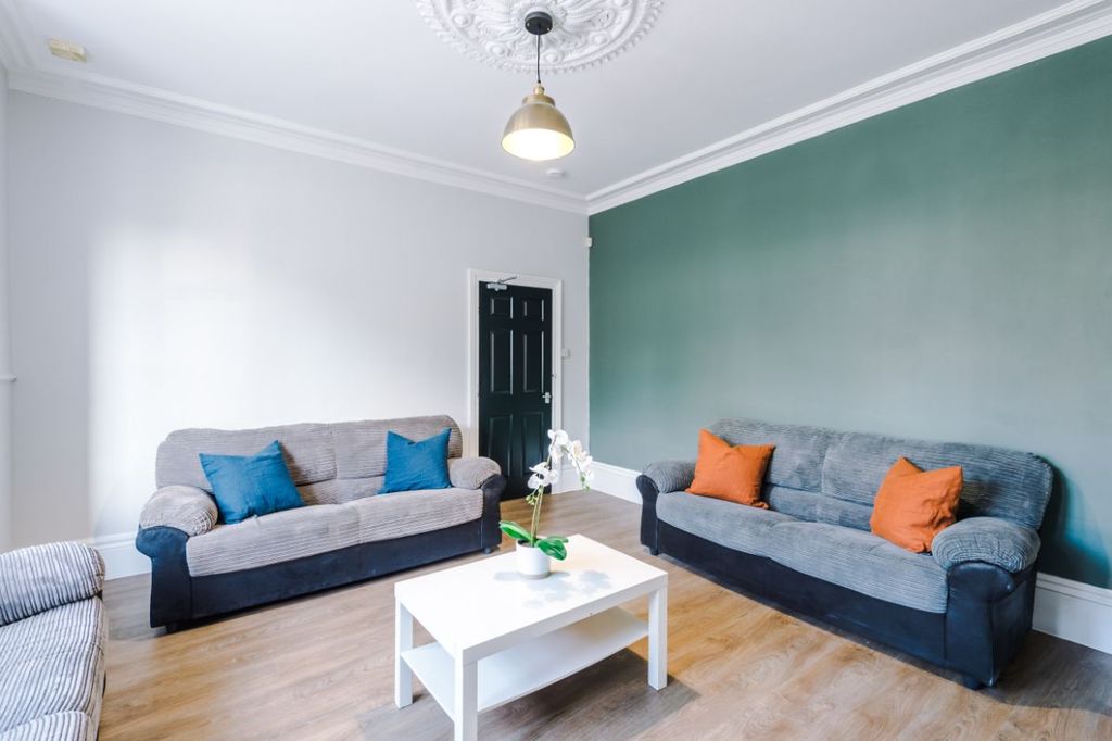 Property photo 2 of 19 217Or - Living Area