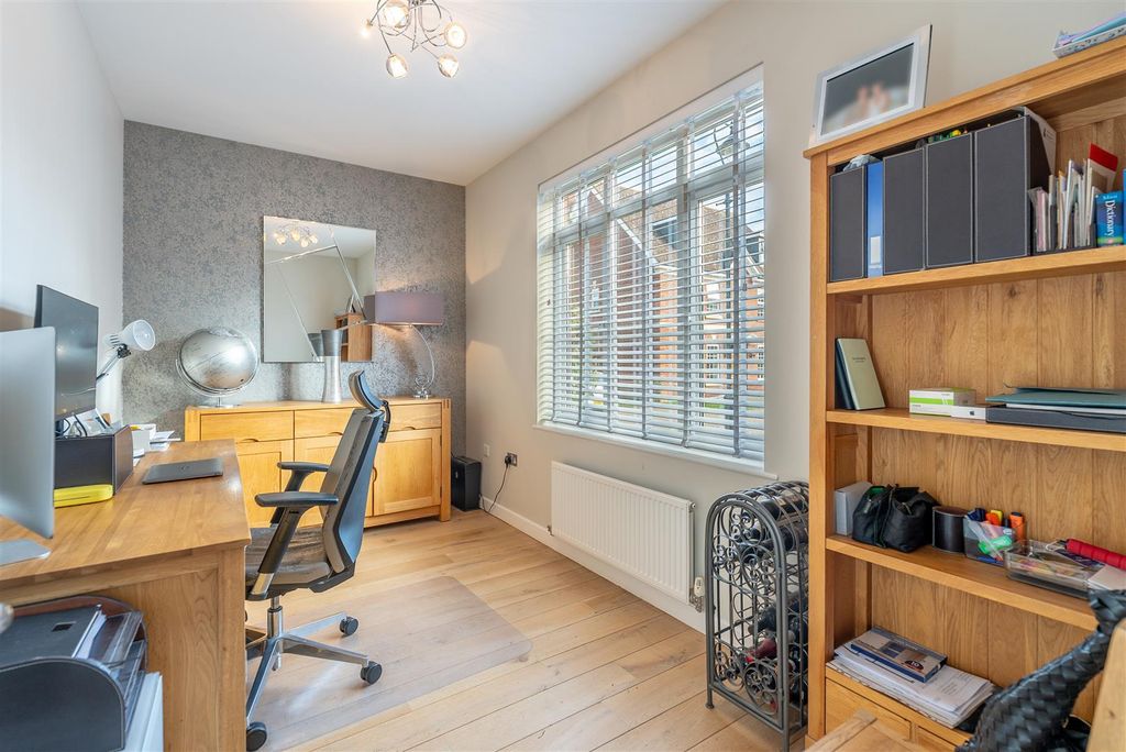 Property photo 3 of 24 Brook Farm Close-40-1.Jpg