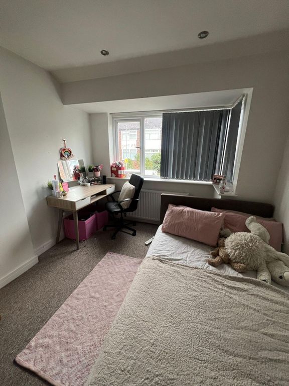 Property photo 3 of 7 Bright, Tidy Bedroom With A Comfortable Double Bed...