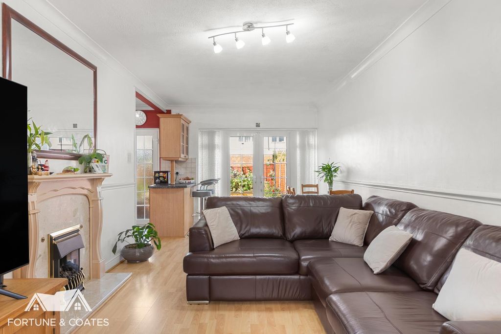 Property photo 3 of 19 Blackbushspring_8.Jpg