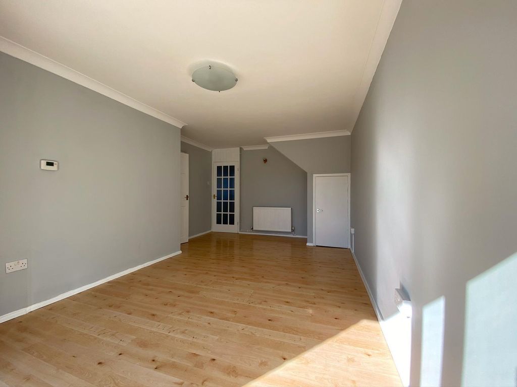 Property photo 3 of 18 Living Room