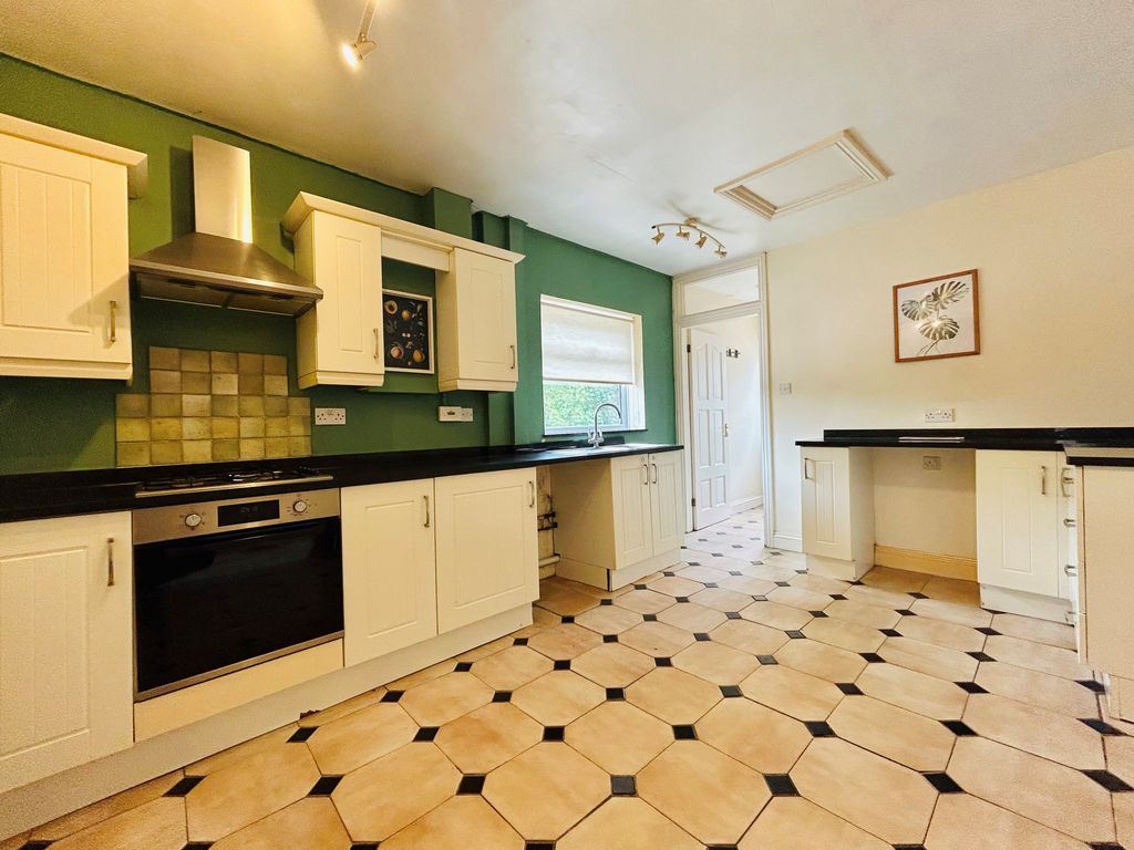Property photo 3 of 6 Kitchen