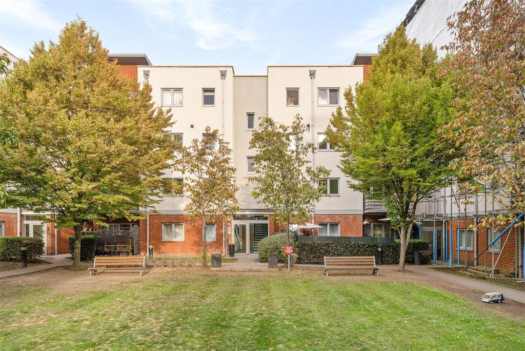 Property photo 1 of 19 Hawker Place, E17