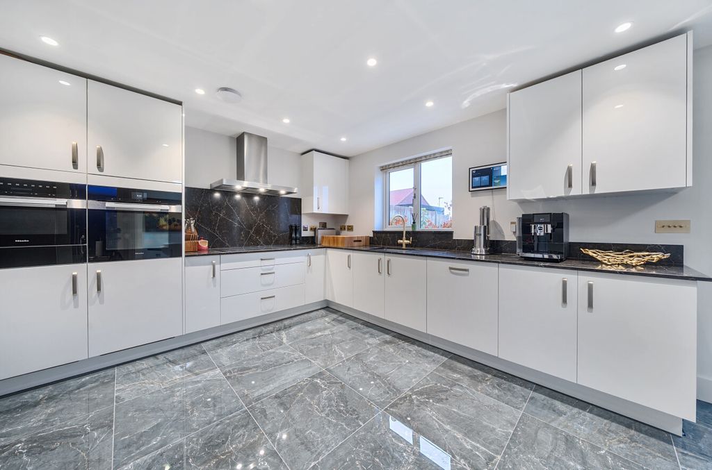 Property photo 2 of 18 1362247-1-68Df991...