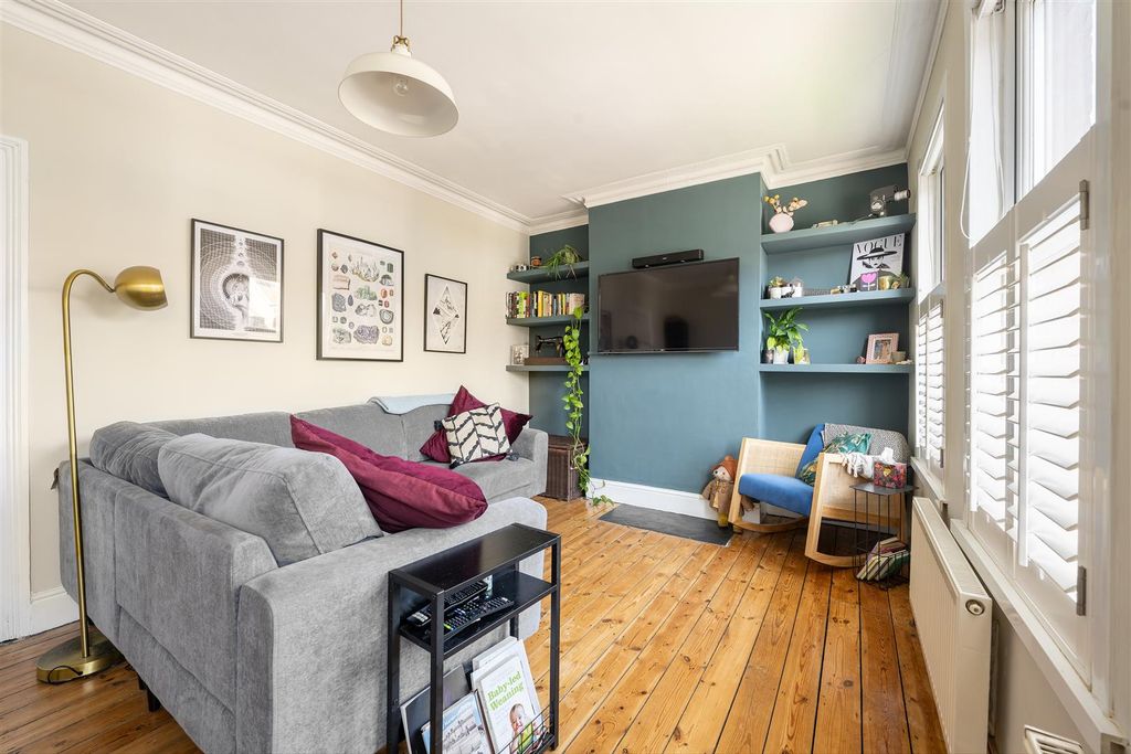 Property photo 2 of 20 Markhouse Road E17