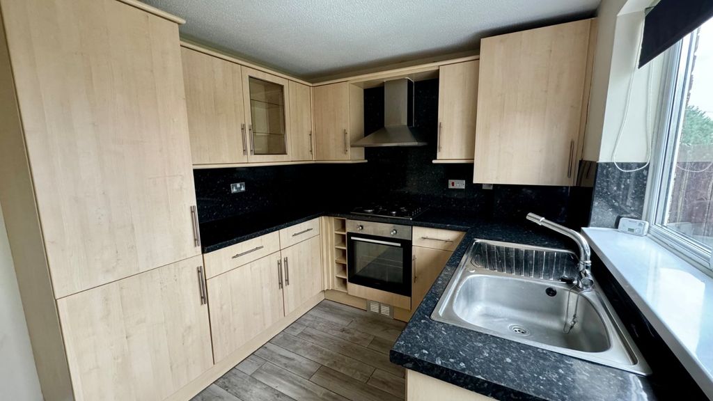 Property photo 3 of 9 Kitchen