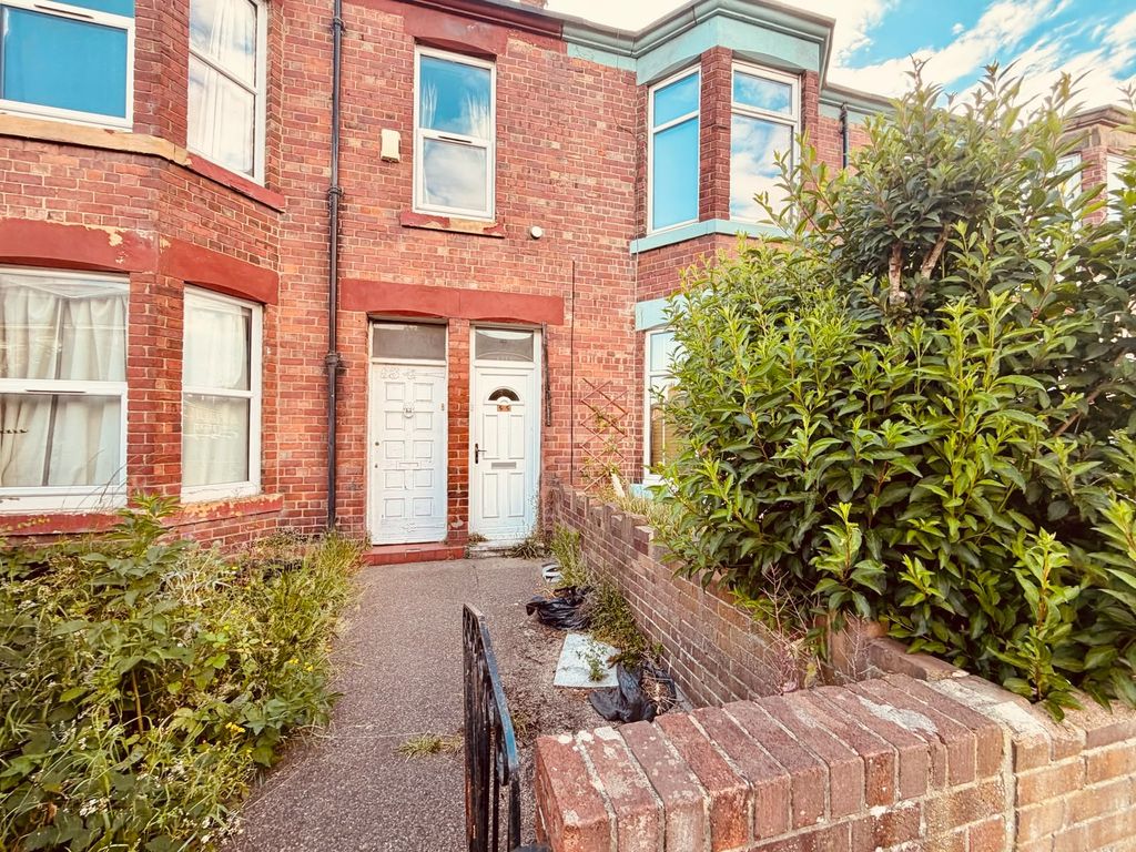 Property photo 1 of 8 3 Bed Flat To Let