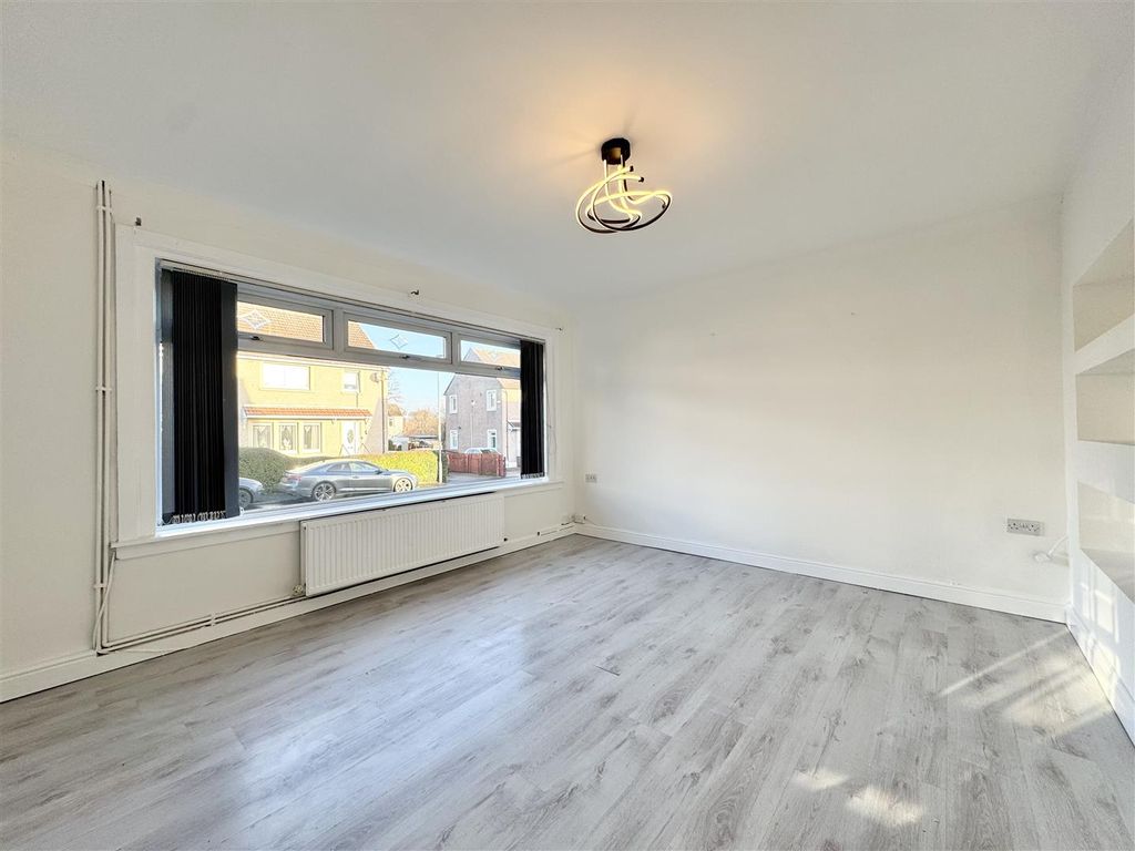 Property photo 3 of 13 Lounge