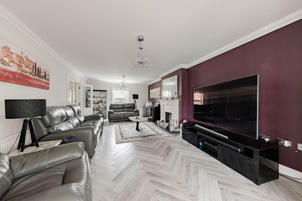 Property photo 3 of 38 Living Room (3)