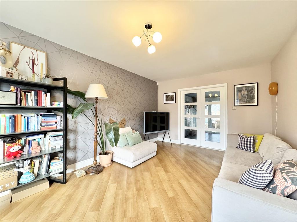 Property photo 3 of 22 Lounge