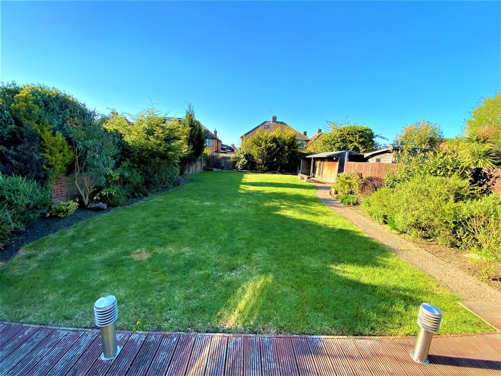 Property photo 3 of 20 Squirrels Heath Rm3