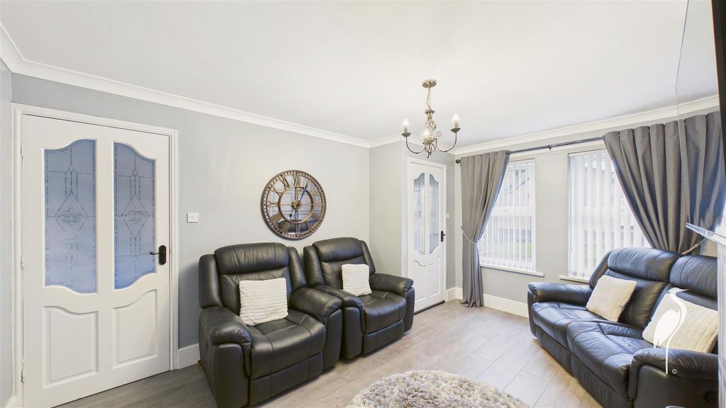 Property photo 3 of 17 Lounge