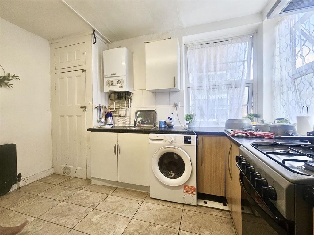 Property photo 3 of 10 Kitchen