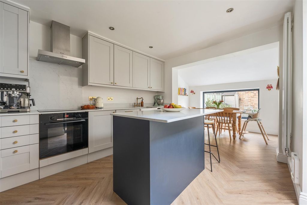 Property photo 3 of 29 Victoria Road, E17