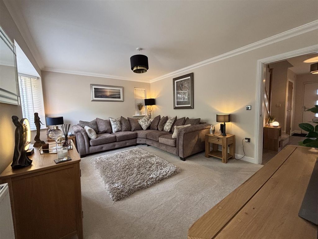 Property photo 2 of 14 Lounge