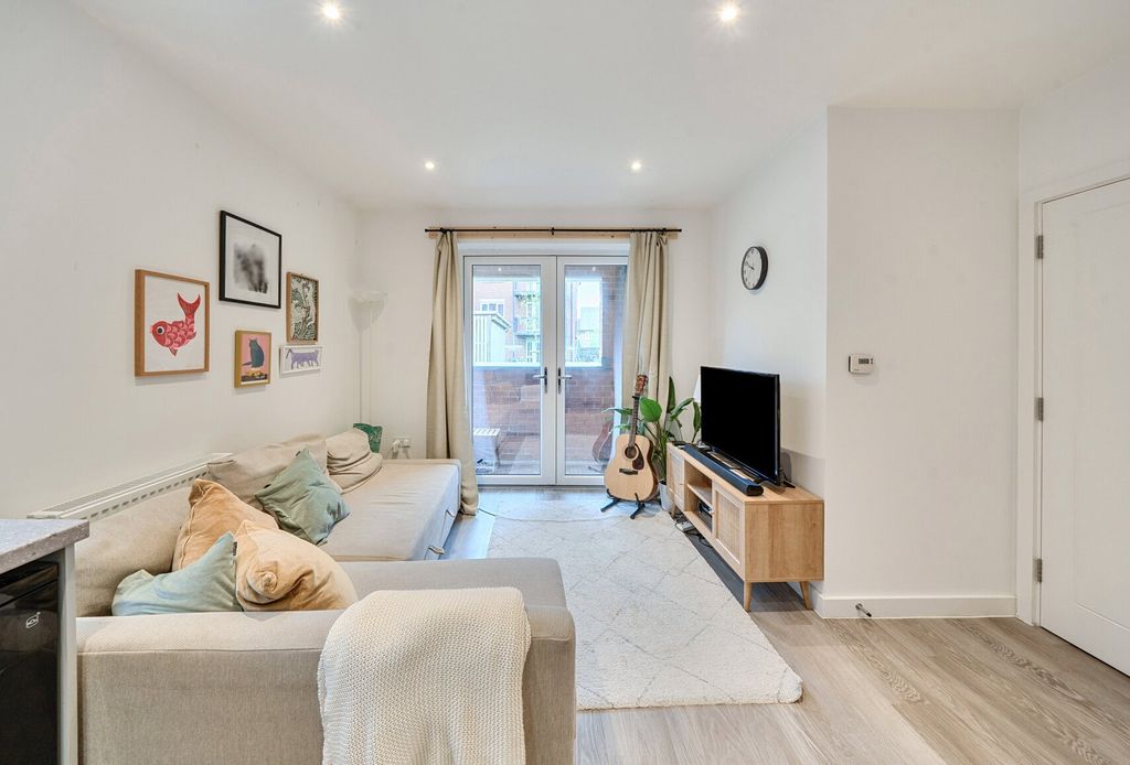 Property photo 3 of 11 1441440-10-69Df59...