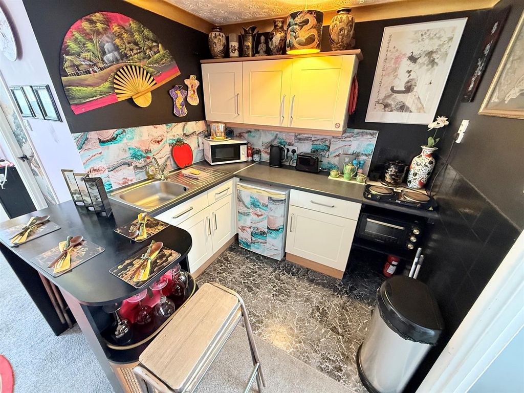 Property photo 3 of 8 Kitchen