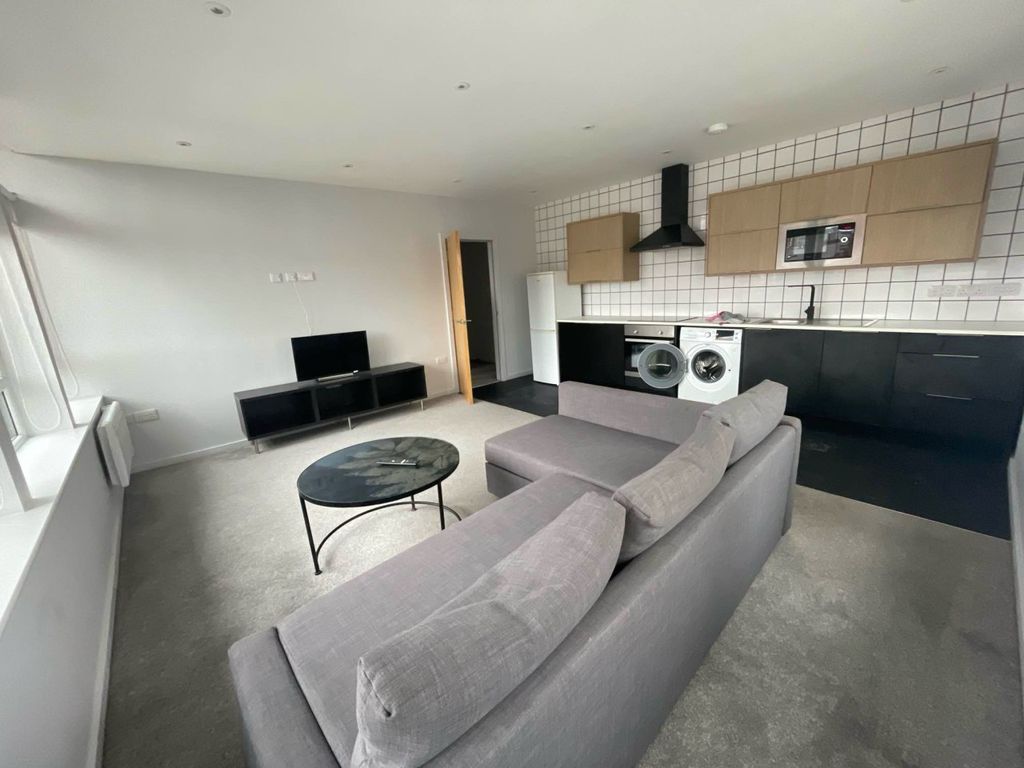 Property photo 2 of 5 Living Room / Kitchen 