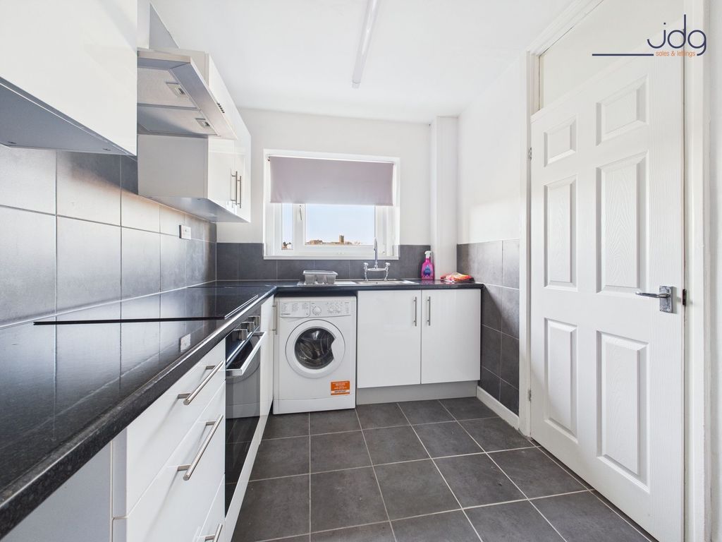 Property photo 3 of 11 Kitchen