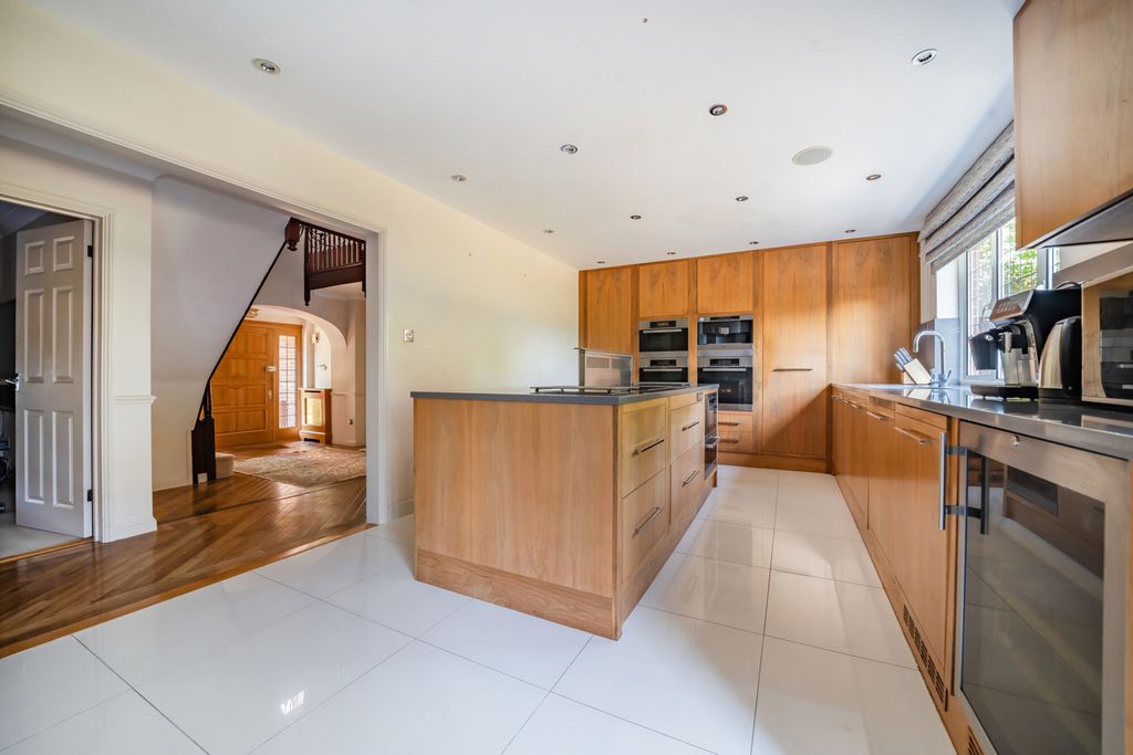 Property photo 3 of 25 Kitchen