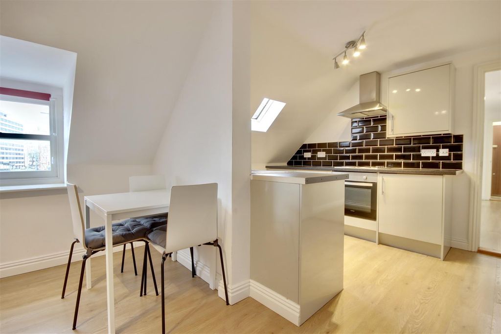 Property photo 2 of 11 E211D6A4-9C13-45A6-A5BA-58Bd27117D0E_1_201_A.Jpeg