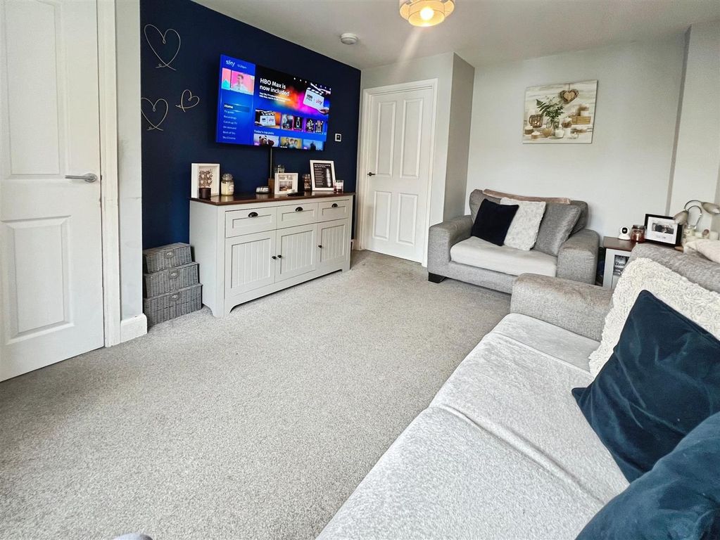 Property photo 3 of 25 Lounge