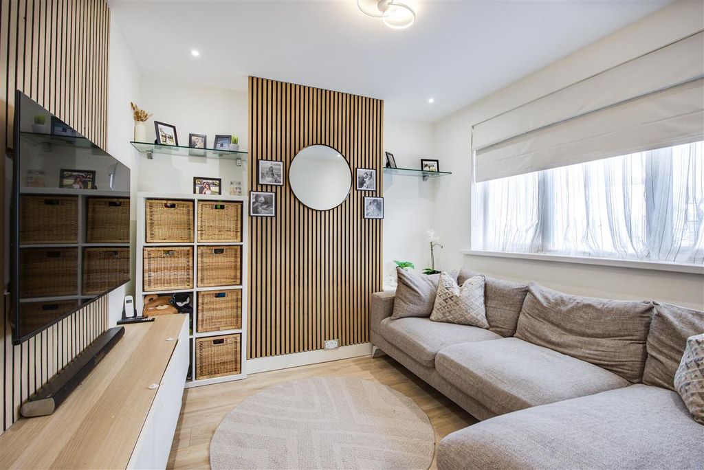 Property photo 3 of 13 Lounge