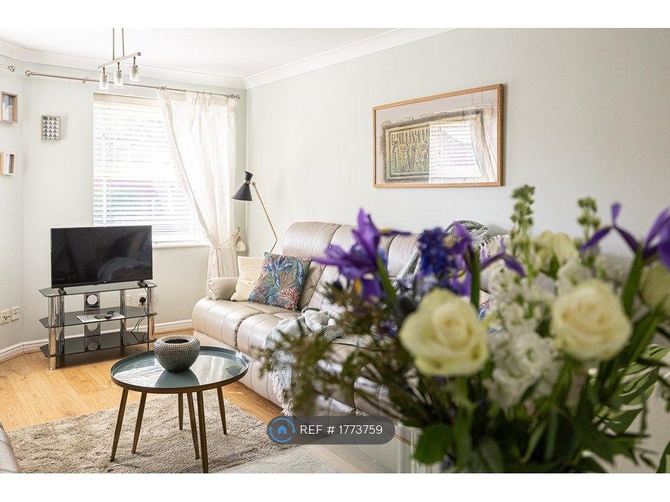 Property photo 1 of 21 Living Space