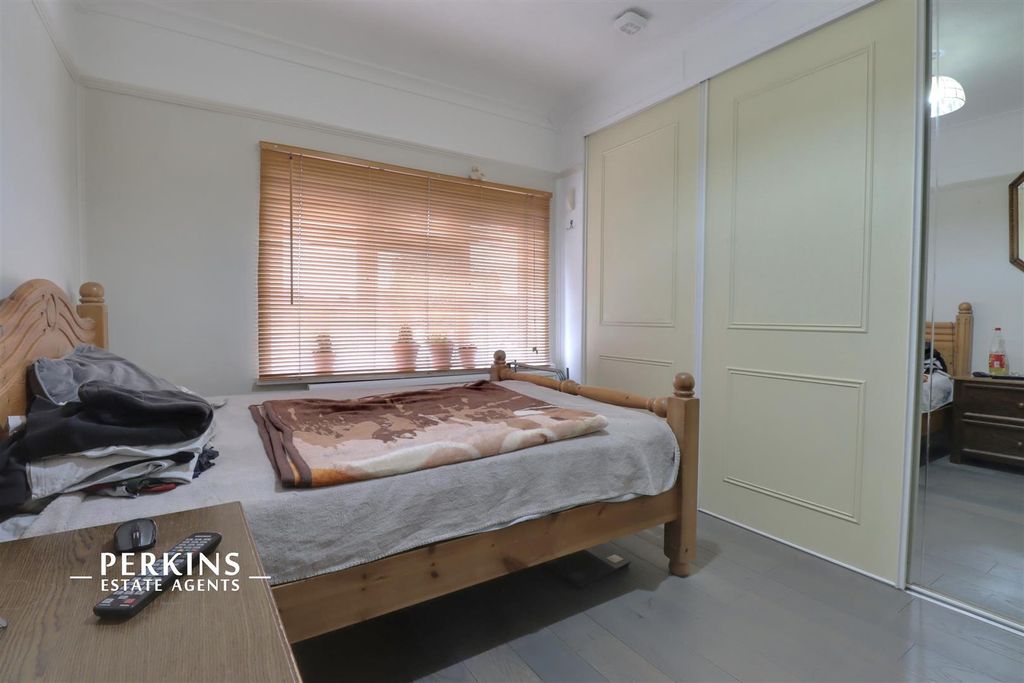 Property photo 3 of 8 Bed 2.Jpg