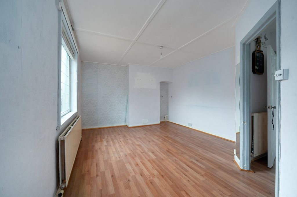 Property photo 3 of 17 Living Room