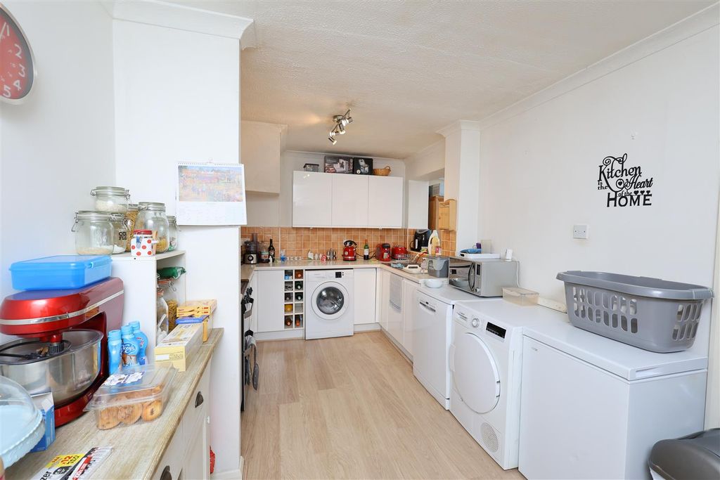 Property photo 3 of 18 Kitchen