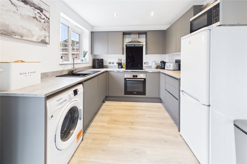 Property photo 3 of 17 Kitchen