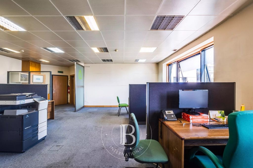 Property photo 1 of 18 Office In Parque Das Nações