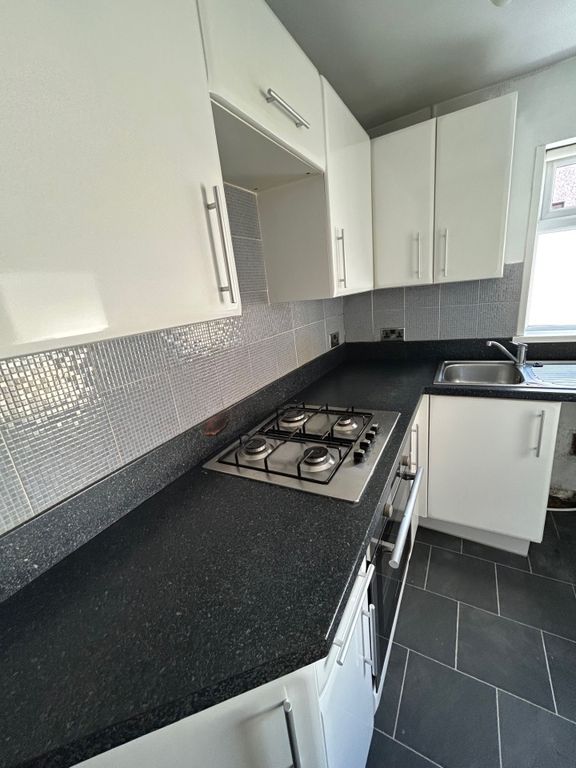 Property photo 3 of 17 Kitchen 3